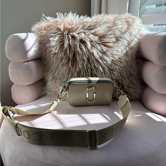 Marc Jacobs Beige Crossbody Bag with Gold Accents - Picture 10 of 15
